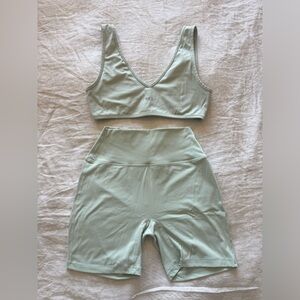 SET ACTIVE two piece set